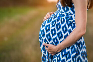 Nahaufnahme Mittelteil einer schwangeren Frau - EYF00662