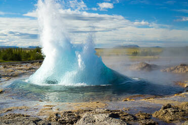 Heiße Quelle im Yellowstone National Park gegen den Himmel - EYF00669