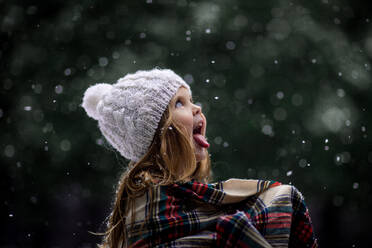 View Of Child In Snow - EYF00681