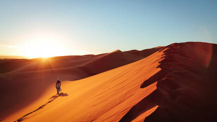 Silhouette der Frau auf Sanddüne in der Wüste gegen klaren Himmel - EYF00692