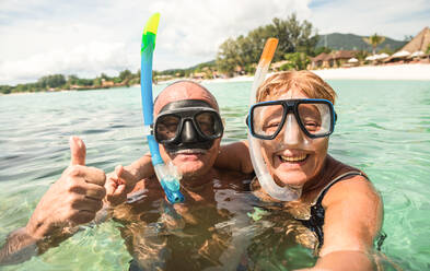 Porträt des lächelnden Paares Schwimmen im Meer - EYF00714