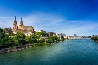 Fluss bei der Kirche in der Stadt gegen den Himmel - EYF00744