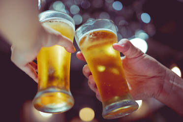 Cropped Hände von Menschen Toasting Biergläser in Bar - EYF00826