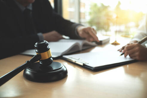 High Angle View of Lawyer Guiding Client während des Gefühls Form - EYF00837