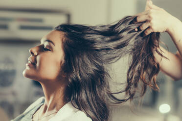 Cropped Image of Friseur hält Kunden Haar im Salon - EYF00839