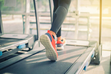 Low Abschnitt der Frau läuft auf dem Laufband im Fitnessstudio - EYF00899