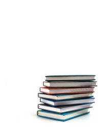 Stapel von Büchern auf weißem Hintergrund - EYF00904