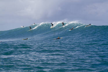 High Angle View of Menschen Surfen im Meer - EYF00920