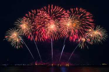 Feuerwerk über dem See bei Nacht - EYF00924