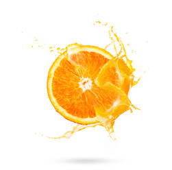 Nahaufnahme von Orange Spritzen Saft gegen weißen Hintergrund - EYF00971