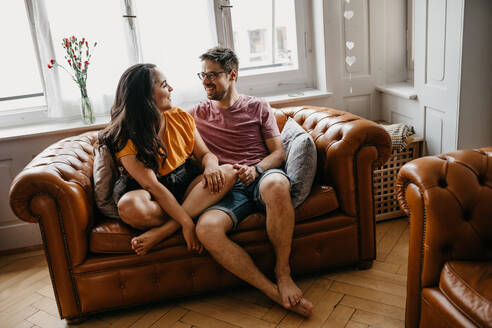 Ehepaar sitzt auf dem Sofa zu Hause - EYF00974