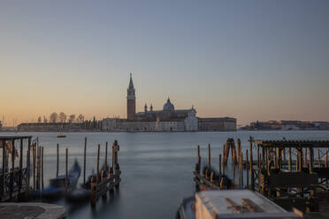 Italien, Venedig, Klarer Himmel über San Giorgio Maggiore in der Abenddämmerung - MRAF00487