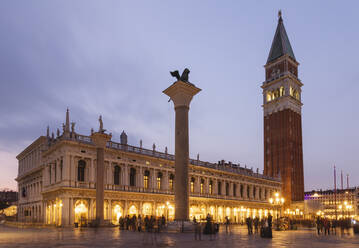 Italien, Venedig, Markusplatz und Dogenpalast in der Abenddämmerung - MRAF00493
