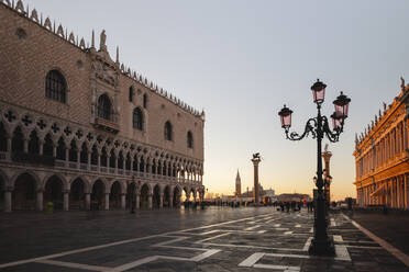 Italien, Venedig, Markusplatz und Dogenpalast in der Morgendämmerung - MRAF00494