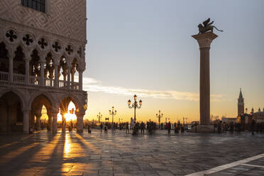 Italien, Venedig, Markusplatz und Dogenpalast bei Sonnenaufgang - MRAF00495