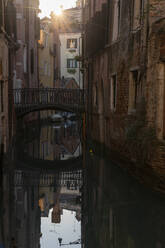 Italien, Venedig, Brücke über den venezianischen Kanal bei Sonnenuntergang - MRAF00498
