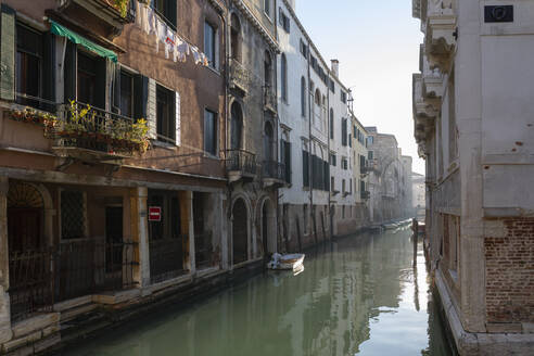 Italien, Venedig, Alte Häuser entlang des venezianischen Kanals - MRAF00499