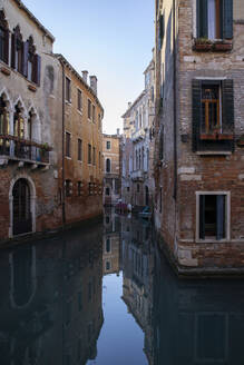 Italien, Venedig, Alte Häuser entlang des venezianischen Kanals - MRAF00501