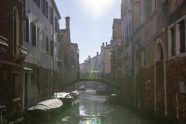 Italien, Venedig, Sonnenschein über venezianischem Kanal - MRAF00502