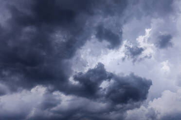 Italien, Graue Gewitterwolkenlandschaft - TCF06259