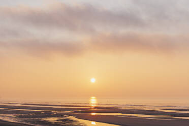 Blick auf den orangefarbenen Himmel über dem Meer bei Sonnenuntergang, Nordseeküste, Flandern, Belgien - GWF06553