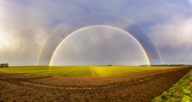 UK, Schottland, Panorama eines doppelten Regenbogens über einem landwirtschaftlichen Feld - SMAF01851