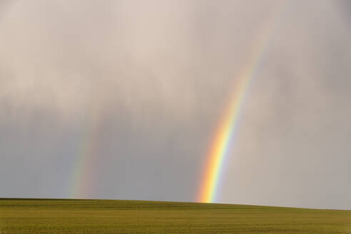 UK, Schottland, Doppelter Regenbogen gegen bewölkten Himmel - SMAF01853