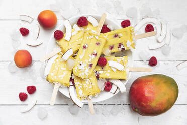 Hausgemachtes Mango- und Aprikosen-Eis am Stiel mit Himbeeren und Kokoschips - GWF06560