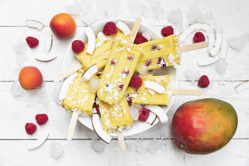 Hausgemachtes Mango- und Aprikosen-Eis am Stiel mit Himbeeren und Kokoschips - GWF06560