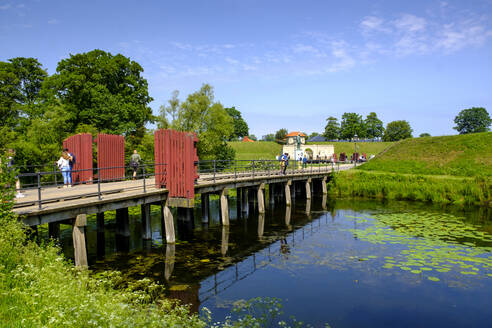 Dänemark, Kopenhagen, Brücke über den Graben der Festung Kastellet - LBF02935