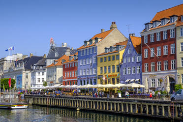 Dänemark, Kopenhagen, Reihe von bunten Stadthäusern am Nyhavn-Kanal - LBF02940