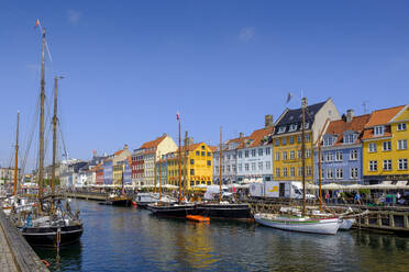 Dänemark, Kopenhagen, Boote vertäut entlang Nyhavn Kanal mit bunten Stadthäusern im Hintergrund - LBF02941