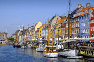 Dänemark, Kopenhagen, Boote vertäut entlang Nyhavn Kanal mit bunten Stadthäusern im Hintergrund - LBF02943