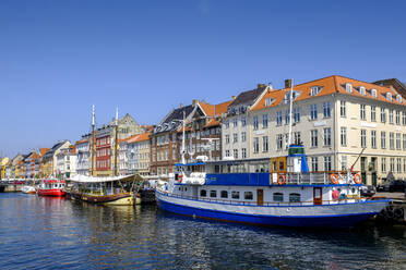 Dänemark, Kopenhagen, Boote vertäut entlang Nyhavn Kanal mit bunten Stadthäusern im Hintergrund - LBF02944