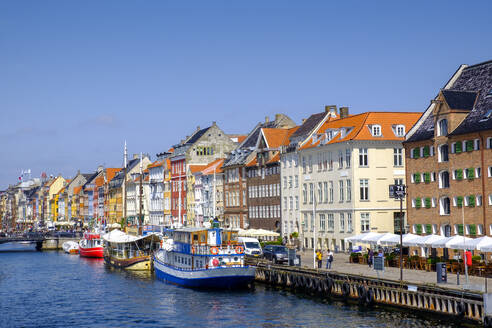 Dänemark, Kopenhagen, Boote vertäut entlang Nyhavn Kanal mit bunten Stadthäusern im Hintergrund - LBF02945