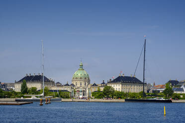 Dänemark, Kopenhagen, Boote vor der Amalienborg- und Frederikskirche - LBF02946
