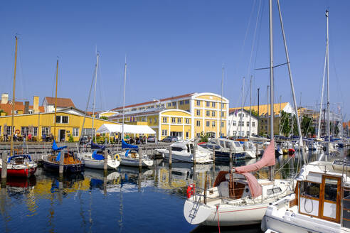 Dänemark, Kopenhagen, Verschiedene Boote am Christianshavn-Kanal festgemacht - LBF02947