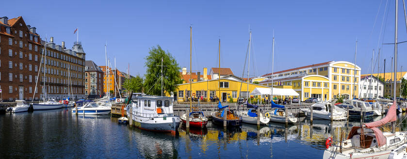 Dänemark, Kopenhagen, Verschiedene Boote am Christianshavn-Kanal festgemacht - LBF02948