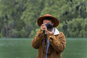 Mann fotografiert am Seeufer, Insel Sao Miguel, Azoren, Portugal - AFVF05676