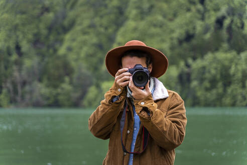 Mann fotografiert am Seeufer, Insel Sao Miguel, Azoren, Portugal - AFVF05676