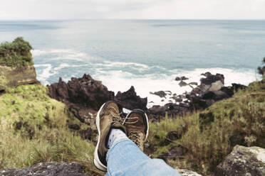 Füße eines Mannes, der sich an der Küste ausruht, Insel Sao Miguel, Azoren, Portugal - AFVF05680