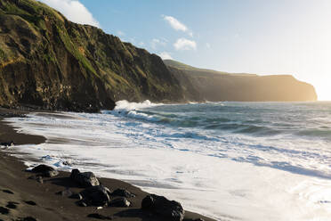 Felsenküste und Strand, Insel Sao Miguel, Azoren, Portugal - AFVF05696