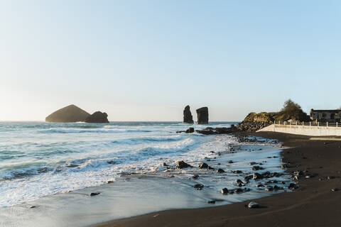 Strand mit schwarzem Sand, Insel Sao Miguel, Azoren, Portugal, lizenzfreies Stockfoto