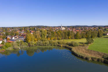 Deutschland, Bayern, Chieming, Klarer Himmel über der Stadt am Ufer des Pfeffersees im Herbst - SIEF09642