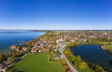 Deutschland, Bayern, Chieming, Klarer blauer Himmel über der Stadt zwischen Chiemsee und Pfeffersee - SIEF09644