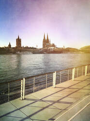 Deutschland, Nordrhein-Westfalen, Köln, Geländer der Uferpromenade mit Kölner Dom im Hintergrund - GWF06567