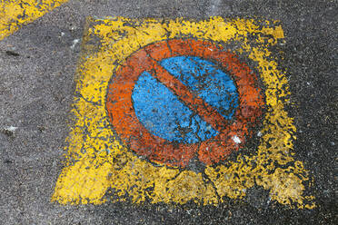 Frankreich, Parkverbot Straßenmarkierung - TCF06271