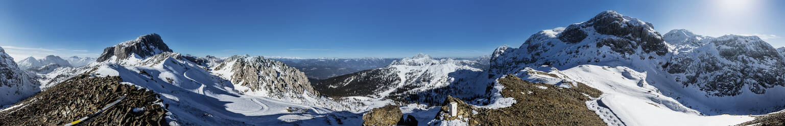 Idyllischer Panoramablick auf das winterliche Gebirge am Nassfeld, Österreich - DHEF00150