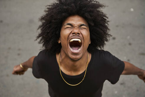 Portrait of screaming young man with afro - VEGF01765