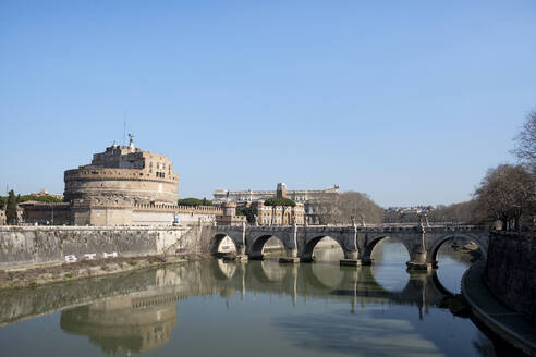 Italien, Rom, Klarer Himmel über Mausoleum von Hadrian und Ponte SantAngelo - HLF01222
